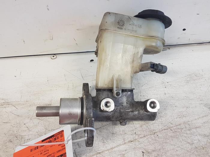 Gebruikte Hoofdremcilinder Opel Vectra C Caravan 2.2 DIG 16V Prijs € 20,00 Margeregeling aangeboden door Autodemontagebedrijf Smit