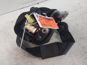 Gebruikte Veiligheidsgordel links-voor Mazda 626 (GF14) 1.8i 16V Prijs € 45,00 Margeregeling aangeboden door Autodemontagebedrijf Smit