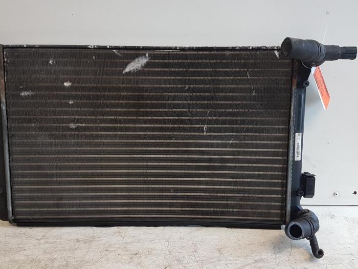 Gebruikte Radiateur Volkswagen Caddy III (2KA,2KH,2CA,2CH) 2.0 SDI Prijs € 25,00 Margeregeling aangeboden door Autodemontagebedrijf Smit