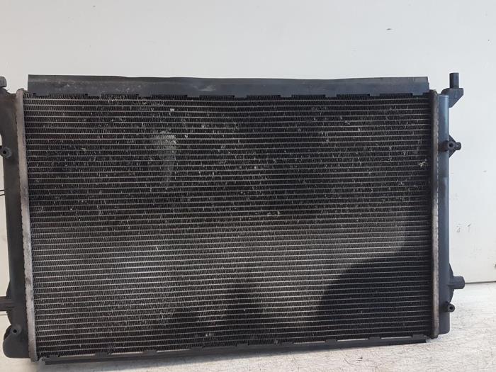 Gebruikte Radiateur Volkswagen Caddy III (2KA,2KH,2CA,2CH) 2.0 SDI Prijs € 75,00 Margeregeling aangeboden door Autodemontagebedrijf Smit