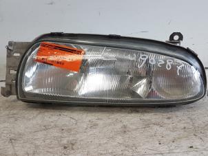 Gebruikte Linker Koplamp Mazda 121 Prijs € 25,00 Margeregeling aangeboden door Autodemontagebedrijf Smit