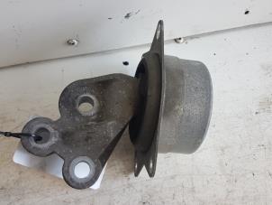 Gebruikte Versnellingsbak Steun Opel Vectra C GTS 2.2 16V Prijs € 35,00 Margeregeling aangeboden door Autodemontagebedrijf Smit