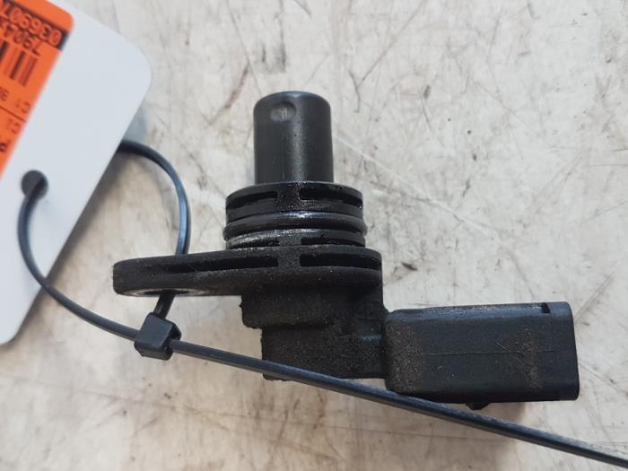 Gebruikte Sensor Nokkenas Volkswagen Polo IV (9N1/2/3) 1.4 16V 75 Prijs € 25,00 Margeregeling aangeboden door Autodemontagebedrijf Smit