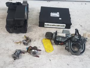 Gebruikte Kontaktslot + computer Daihatsu Cuore (L251/271/276) 1.0 12V DVVT Prijs € 150,00 Margeregeling aangeboden door Autodemontagebedrijf Smit