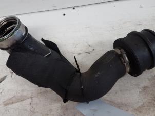 Gebruikte Intercooler Slang Mercedes A (W169) 2.0 A-200 CDI 16V 5-Drs. Prijs € 30,00 Margeregeling aangeboden door Autodemontagebedrijf Smit