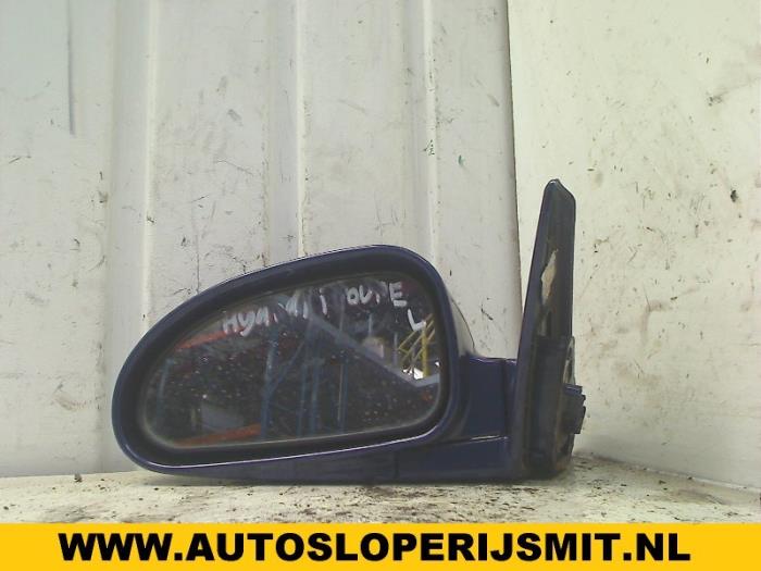 Buitenspiegel links van een Hyundai Coupe 2.0i 16V 2001