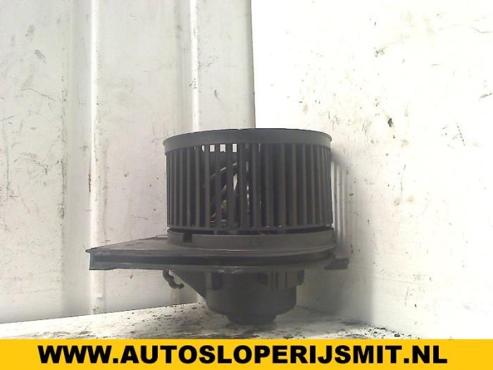 Chaufage Ventilatiemotor van een Volkswagen Golf IV (1J1) 1.4 16V 1998