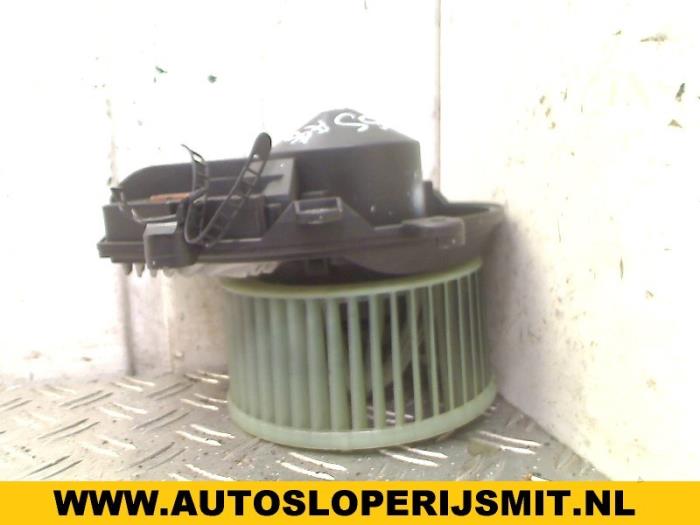 Kachel Ventilatiemotor van een Volkswagen Passat Variant (3B5) 1.8 20V 2000