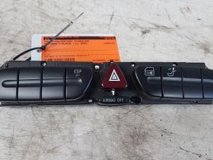 Gebruikte Schakelaar Paniekverlichting Mercedes C (W203) 2.0 C-200K 16V Prijs € 30,00 Margeregeling aangeboden door Autodemontagebedrijf Smit