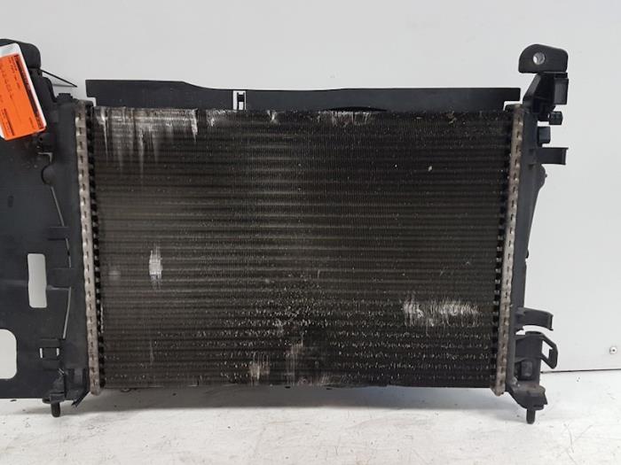 Gebruikte Radiateur Fiat Grande Punto (199) 1.4 Prijs € 95,00 Margeregeling aangeboden door Autodemontagebedrijf Smit