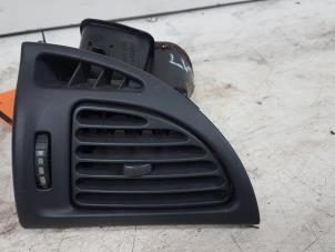 Gebruikte Luchtrooster Dashboard Citroen C5 II Break (RE) 2.0 HDiF 16V Prijs € 15,00 Margeregeling aangeboden door Autodemontagebedrijf Smit