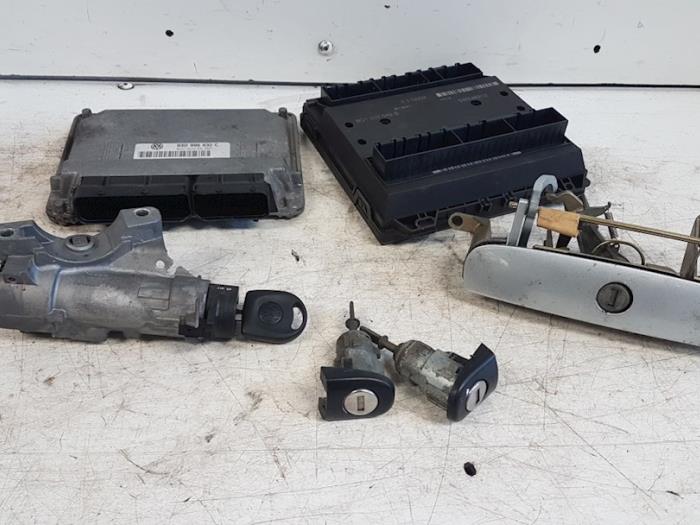 Gebruikte Kontaktslot + computer Volkswagen Polo IV (9N1/2/3) 1.2 Prijs € 150,00 Margeregeling aangeboden door Autodemontagebedrijf Smit