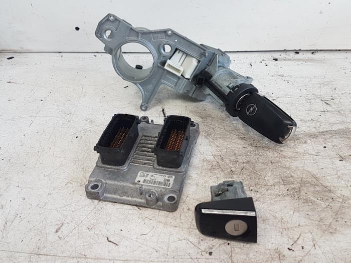 Gebruikte Kontaktslot + computer Opel Astra H GTC (L08) 1.4 16V Twinport Prijs € 100,00 Margeregeling aangeboden door Autodemontagebedrijf Smit