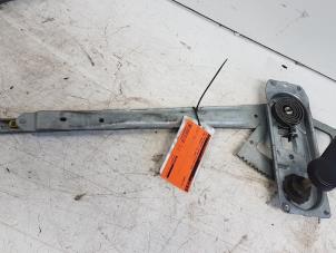 Gebruikte Raammechaniek 2Deurs rechts-voor Ford Transit 2.0 TDdi 16V Prijs € 25,00 Margeregeling aangeboden door Autodemontagebedrijf Smit