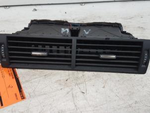 Gebruikte Luchtrooster Dashboard Audi A4 Avant (B6) 2.5 TDI 155 24V Prijs € 20,00 Margeregeling aangeboden door Autodemontagebedrijf Smit