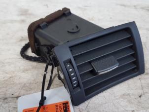 Gebruikte Luchtrooster Dashboard Audi A4 Avant (B6) 2.5 TDI 155 24V Prijs € 10,00 Margeregeling aangeboden door Autodemontagebedrijf Smit