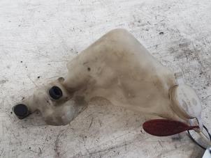 Gebruikte Ruitensproeiertank voor BMW 5 serie Touring (E39) 530d 24V Prijs € 20,00 Margeregeling aangeboden door Autodemontagebedrijf Smit