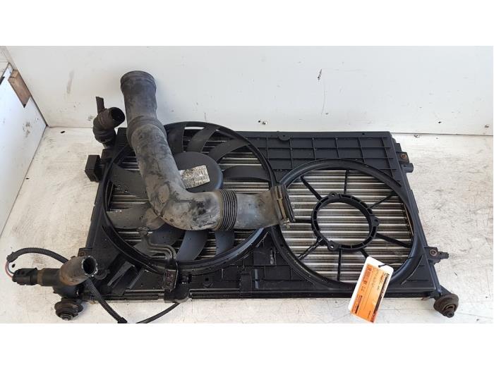 Gebruikte Radiateur Volkswagen Caddy III (2KA,2KH,2CA,2CH) 2.0 SDI Prijs € 75,00 Margeregeling aangeboden door Autodemontagebedrijf Smit