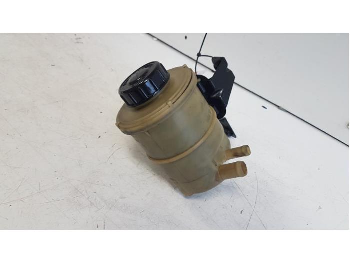 Gebruikte Servo Oliereservoir Renault Master II (FD/HD) 2.5 dCi 16V 100 Prijs € 15,00 Margeregeling aangeboden door Autodemontagebedrijf Smit
