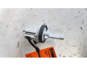 Gebruikte Temperatuursensor binnen Seat Leon (1P1) 2.0 FSI 16V Prijs € 10,00 Margeregeling aangeboden door Autodemontagebedrijf Smit