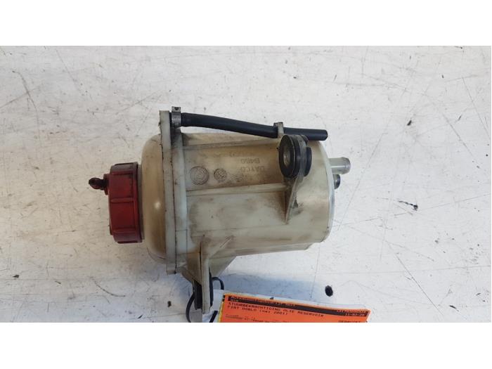 Gebruikte Servo Oliereservoir Fiat Doblo Cargo (223) 1.9 D Prijs € 15,00 Margeregeling aangeboden door Autodemontagebedrijf Smit