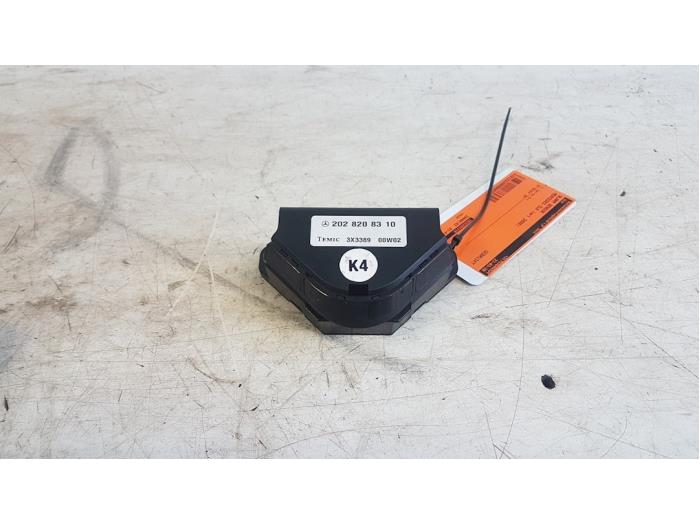 Gebruikte Alarm sensor Mercedes CLK (C208) 2.0 200 16V Prijs € 20,00 Margeregeling aangeboden door Autodemontagebedrijf Smit