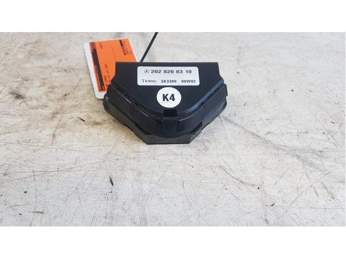 Gebruikte Alarm sensor Mercedes CLK (C208) 2.0 200 16V Prijs € 20,00 Margeregeling aangeboden door Autodemontagebedrijf Smit