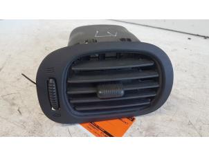 Gebruikte Luchtrooster Dashboard Chrysler Voyager/Grand Voyager (RG/RS) 2.5 CRD 16V Prijs € 15,00 Margeregeling aangeboden door Autodemontagebedrijf Smit