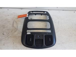 Gebruikte Luchtrooster Dashboard Chrysler Voyager/Grand Voyager (RG/RS) 2.5 CRD 16V Prijs € 25,00 Margeregeling aangeboden door Autodemontagebedrijf Smit