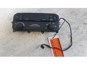 Gebruikte Display Climat Control Chrysler Voyager/Grand Voyager (RG/RS) 2.5 CRD 16V Prijs € 60,00 Margeregeling aangeboden door Autodemontagebedrijf Smit