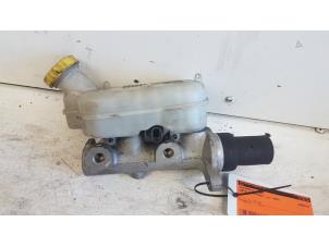 Gebruikte Hoofdremcilinder Chrysler Voyager/Grand Voyager (RG/RS) 2.5 CRD 16V Prijs € 20,00 Margeregeling aangeboden door Autodemontagebedrijf Smit