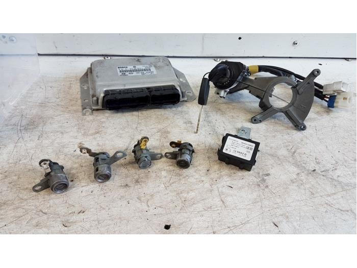 Gebruikte Kontaktslot + computer Hyundai H-1/H-200 2.5 CRDi Powervan Prijs € 200,00 Margeregeling aangeboden door Autodemontagebedrijf Smit
