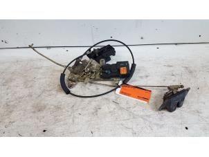 Gebruikte Slotmechaniek achterdeur Bus-Bestel Hyundai H-1/H-200 2.5 CRDi Powervan Prijs op aanvraag aangeboden door Autodemontagebedrijf Smit