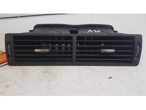 Gebruikte Luchtrooster Dashboard Audi A4 Avant (B6) 2.5 TDI 24V Prijs € 20,00 Margeregeling aangeboden door Autodemontagebedrijf Smit