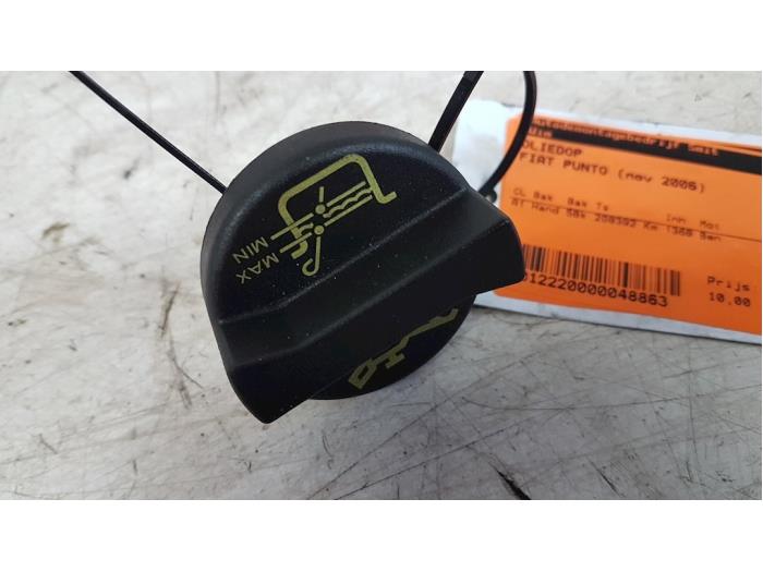 Gebruikte Oliedop Fiat Grande Punto (199) 1.4 Prijs € 10,00 Margeregeling aangeboden door Autodemontagebedrijf Smit