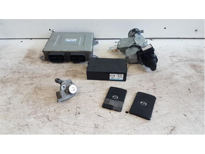Gebruikte Kontaktslot + computer Mazda 5 (CR19) 2.0i 16V Prijs € 150,00 Margeregeling aangeboden door Autodemontagebedrijf Smit