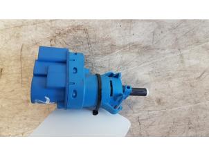 Gebruikte Schakelaar Remlicht Mazda 5 (CR19) 2.0i 16V Prijs op aanvraag aangeboden door Autodemontagebedrijf Smit