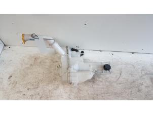 Gebruikte Ruitensproeiertank voor Mazda 5 (CR19) 2.0i 16V Prijs € 25,00 Margeregeling aangeboden door Autodemontagebedrijf Smit