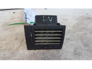 Gebruikte Luchtrooster Dashboard Opel Meriva 1.6 Prijs € 10,00 Margeregeling aangeboden door Autodemontagebedrijf Smit