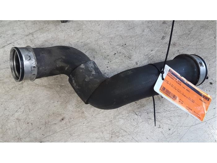 Gebruikte Intercooler Buis Mercedes C Combi (S203) 2.2 C-200 CDI 16V Prijs € 25,00 Margeregeling aangeboden door Autodemontagebedrijf Smit