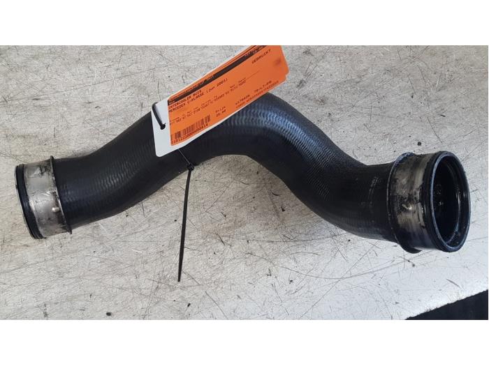 Gebruikte Intercooler Buis Mercedes C Combi (S203) 2.2 C-200 CDI 16V Prijs € 25,00 Margeregeling aangeboden door Autodemontagebedrijf Smit