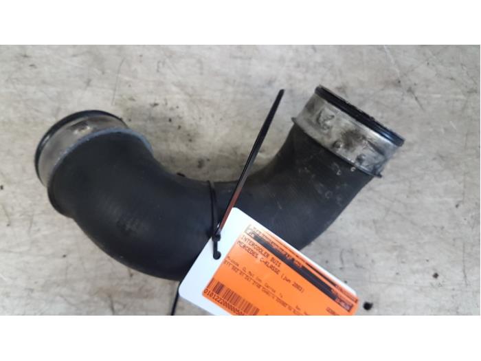 Gebruikte Intercooler Buis Mercedes C Combi (S203) 2.2 C-200 CDI 16V Prijs € 20,00 Margeregeling aangeboden door Autodemontagebedrijf Smit
