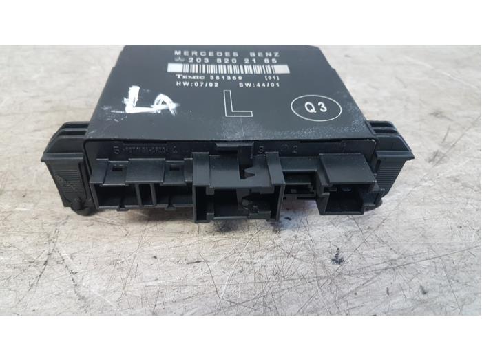 Gebruikte Deur module Mercedes C Combi (S203) 2.2 C-200 CDI 16V Prijs € 15,00 Margeregeling aangeboden door Autodemontagebedrijf Smit