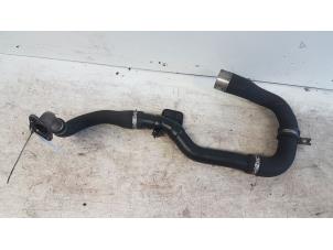 Gebruikte Intercooler Buis Opel Corsa D 1.3 CDTi 16V ecoFLEX Prijs € 30,00 Margeregeling aangeboden door Autodemontagebedrijf Smit
