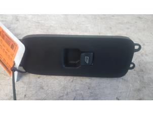 Gebruikte Elektrisch Raam Schakelaar Volvo V50 (MW) 2.0 D 16V Prijs € 10,00 Margeregeling aangeboden door Autodemontagebedrijf Smit