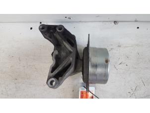 Gebruikte Versnellingsbak Steun Opel Vectra C Caravan 1.8 16V Prijs € 25,00 Margeregeling aangeboden door Autodemontagebedrijf Smit