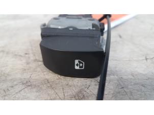 Gebruikte Ruit schakelaar elektrisch Renault Clio III (BR/CR) 1.2 16V 75 Prijs € 10,00 Margeregeling aangeboden door Autodemontagebedrijf Smit