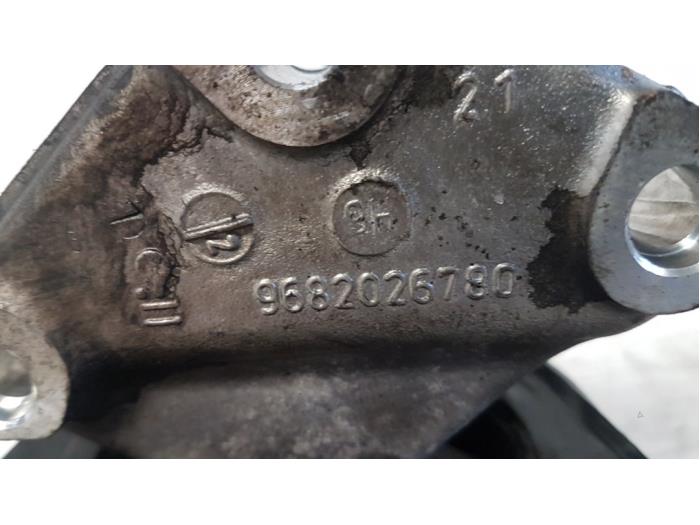 Motorsteun van een Citroën C4 Coupé (LA) 1.6 HDi 16V 110 2007