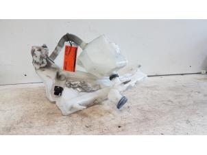 Gebruikte Ruitensproeiertank voor Volvo C30 (EK/MK) 1.6 D 16V Prijs € 25,00 Margeregeling aangeboden door Autodemontagebedrijf Smit