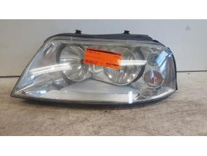 Gebruikte Koplamp links Volkswagen Sharan (7M8/M9/M6) 1.9 TDI 115 Prijs € 40,00 Margeregeling aangeboden door Autodemontagebedrijf Smit